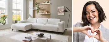 Stilvolles weißes Ecksofa in modernem Wohnzimmer mit großen Fenstern, Wandregalen und Dekoration. Rechts daneben lächelnde Frau, die ein Herz mit den Händen formt – Symbol für Wohlfühlen und Wohnkomfort.